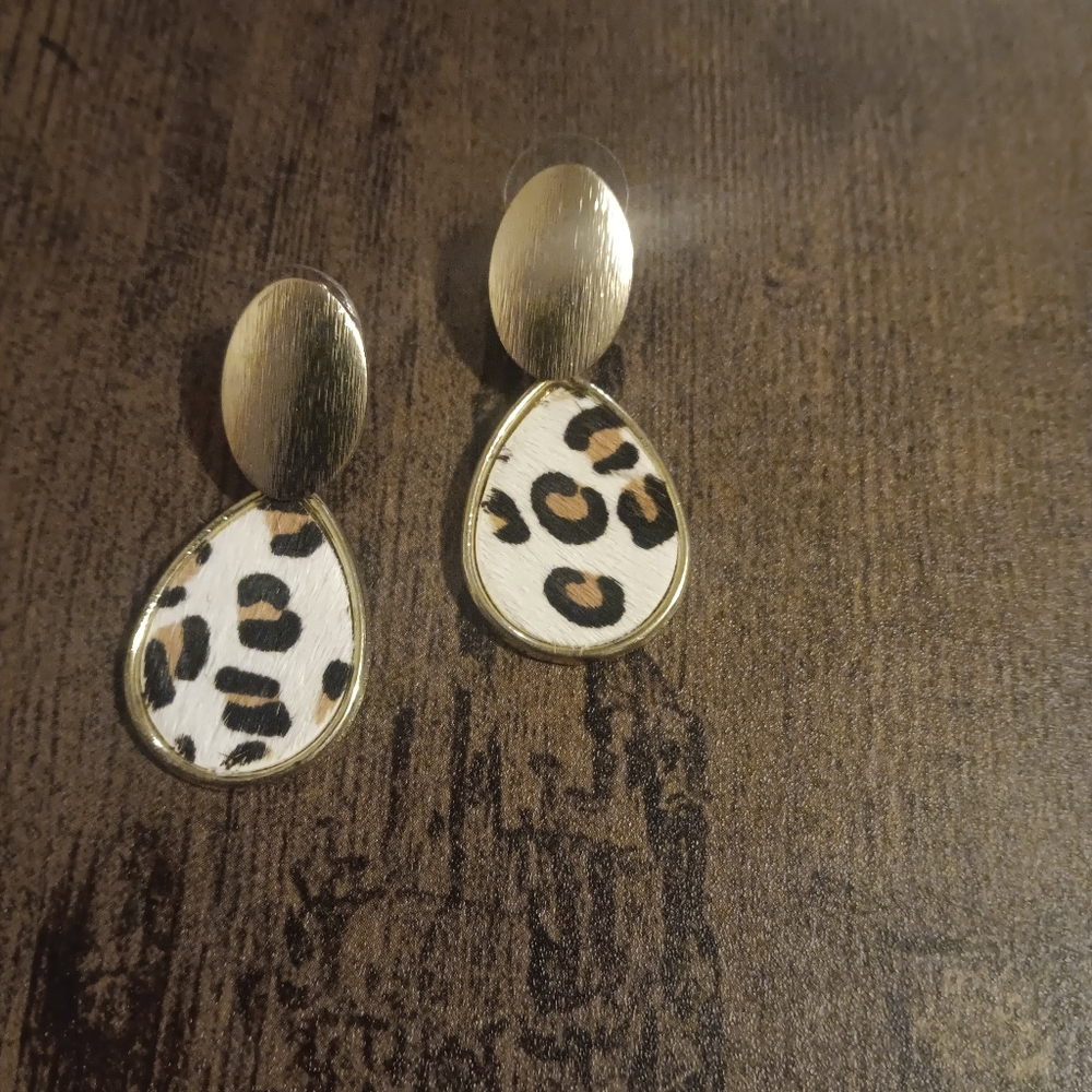 Gold Animal Print Earrimgs